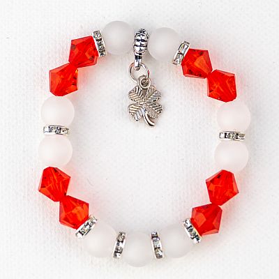 Гривна на ластик - млечни перли, червени ромбове и детелина PICTURE OF ITEM 3163